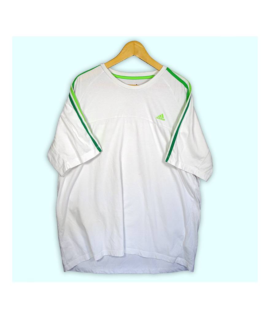 T-shirt Adidas blanches et bandes vertes, logo brodé au coeur.