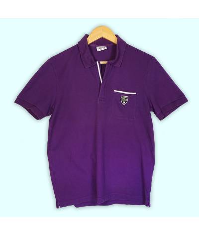 Polo Lacoste violet, logo brodé au coeur, zip 1/4.