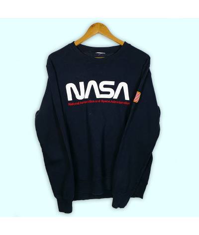 Sweat NASA noir, grand logo NASA à l'avant brodé et imprimé, patch sur l'épaule gauche.