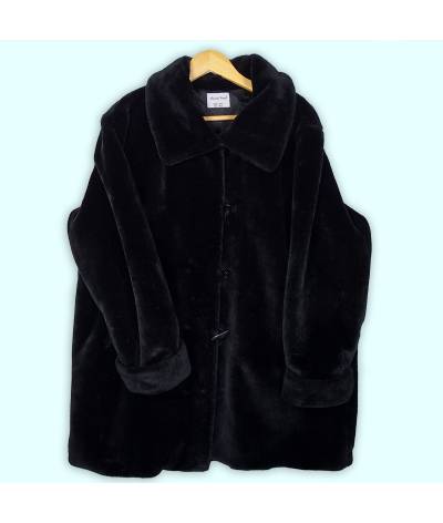 Manteau Gabriela Vicenza fausse fourrure très douce, deux poches sans fermeture. Fermeture à boutons. Manteau chaud et léger.