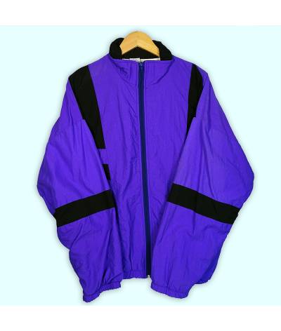 Veste noire et violette, deux poches sans zip. Pas de logo.
