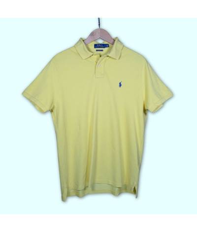 Polo Ralph Lauren jaune clair, logo bleu foncé. Maille épaisse.