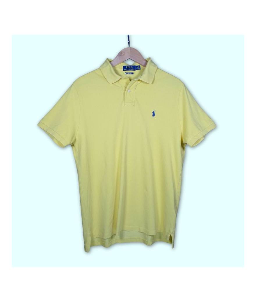 Polo Ralph Lauren jaune clair, logo bleu foncé. Maille épaisse.