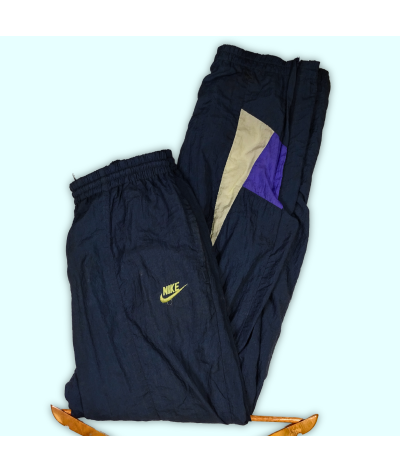Patalon de jogging Nike gris et violet, logo brodé, deux poches. Zip aux chevilles.