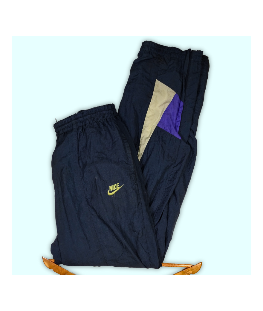 Patalon de jogging Nike gris et violet, logo brodé, deux poches. Zip aux chevilles.