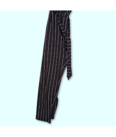 Pantalon rayé noir et blanc. Taille à ceinture + élastique.
