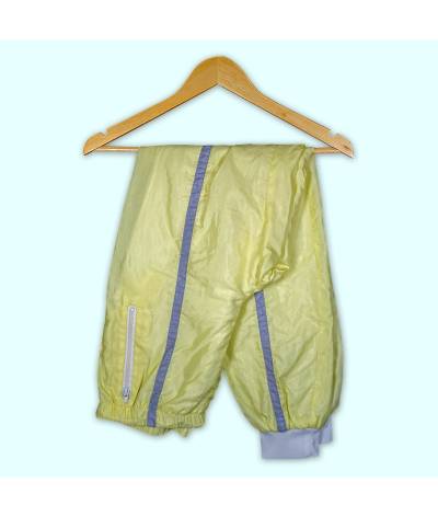 Pantalon de jogging jaune avec une bande grise.