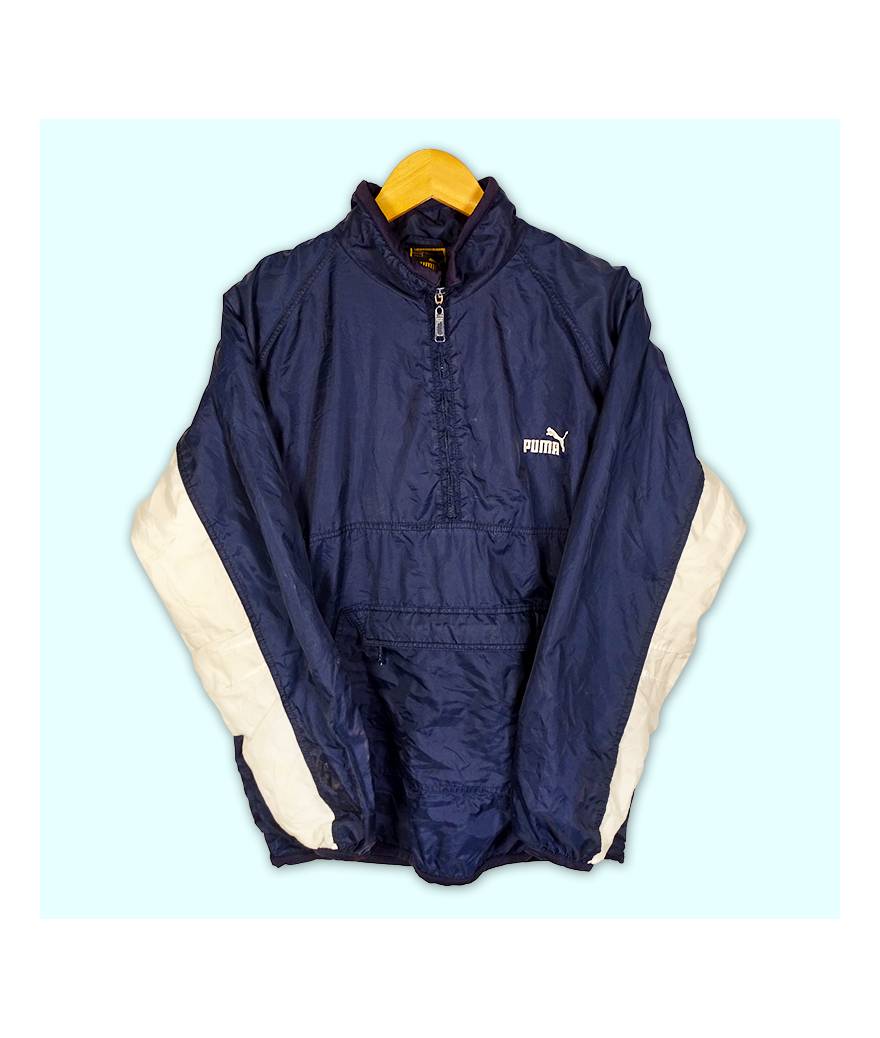 Veste Puma bleue foncée et blanche. Zip 3/4 et grande poche kangourou à l'avant. Logo brodé