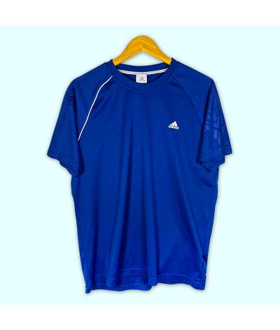 T-shirt de sport Adidas bleu marine, logo au cœur, manches à rayures.