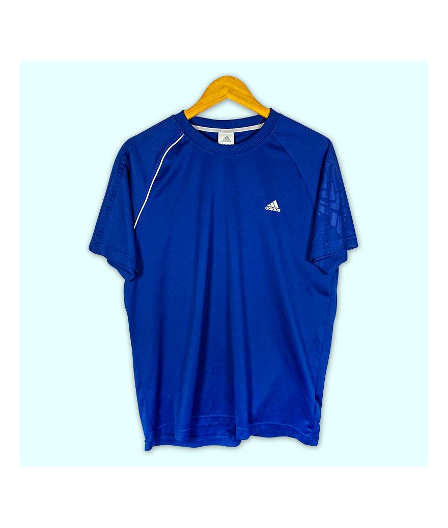 T-shirt de sport Adidas bleu marine, logo au cœur, manches à rayures.