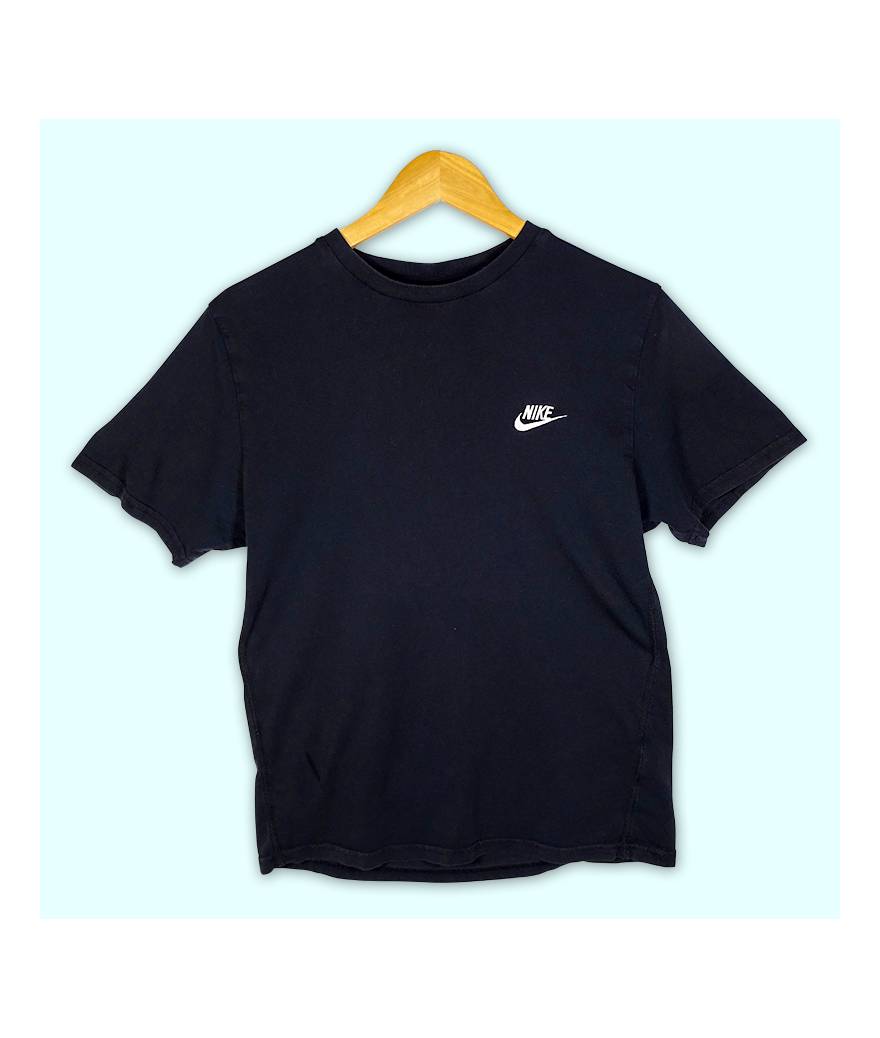 T-Shirt Nike noir et logo brodé au coeur.