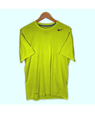 T-Shirt Nike jaune souple, logo épaule gauche.