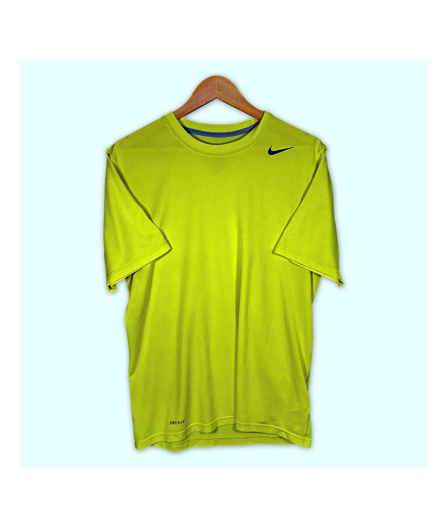 T-Shirt Nike jaune souple, logo épaule gauche.