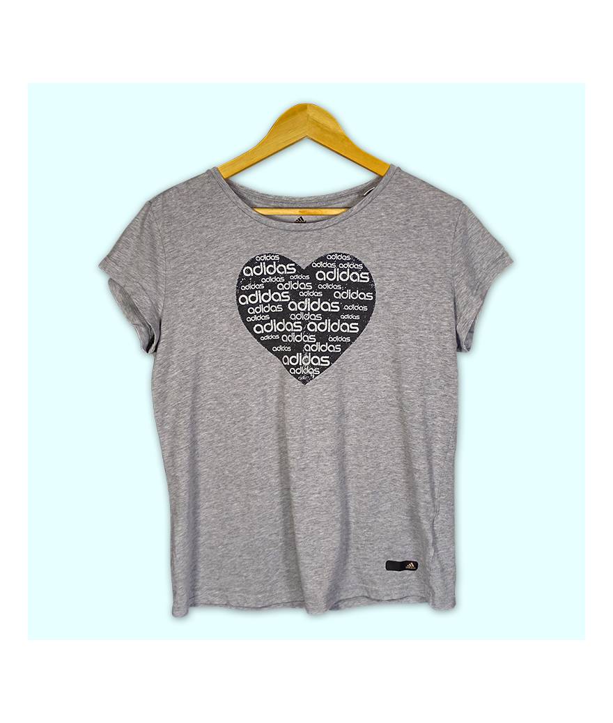 T-Shirt Adidas gris et grand logo imprimé en coeur.