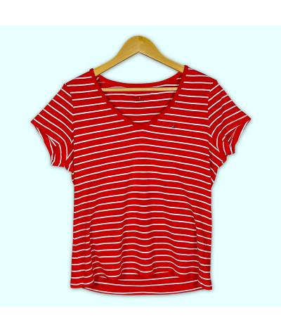 T-Shirt Tommy Hilfiger rayé rouge et blanc, logo brodé au coeur et col en v.