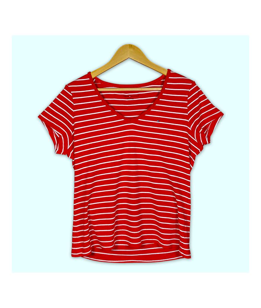 T-Shirt Tommy Hilfiger rayé rouge et blanc, logo brodé au coeur et col en v.