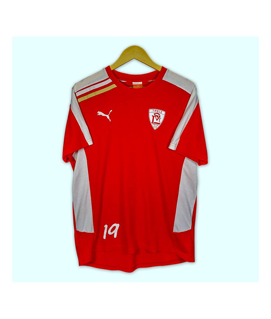 T-Shirt Puma rouge, logo brodé à droite, écusson Thule au coeur, numéro 19 à l'avant
