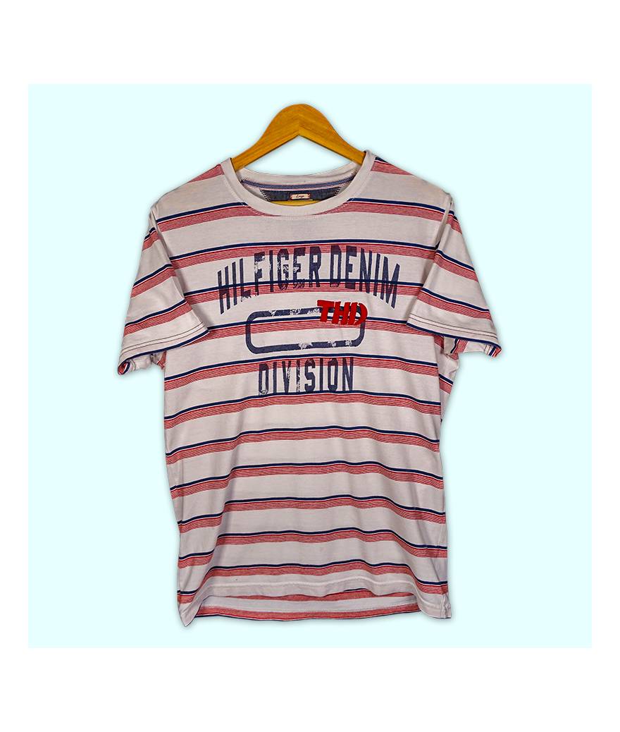 T-Shirt Tommy Hilfiger blanc et rayures rouges et bleues. Grand imprimé central et "THD" brodé.