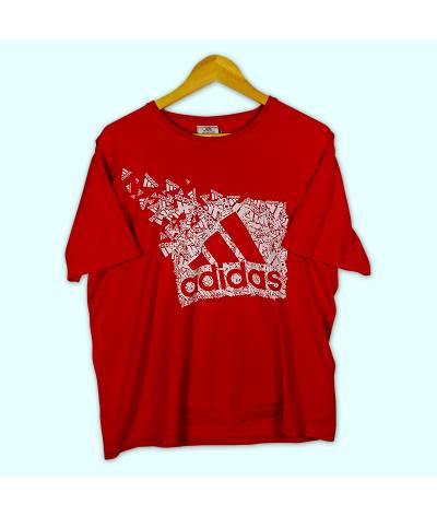 T-shirt Adidas rouge, grand imprimé blanc.