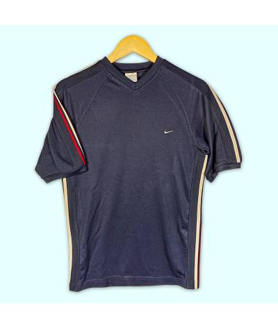 T-Shirt Nike noir avec logo brodé à gauche. Rayures sur les cotés